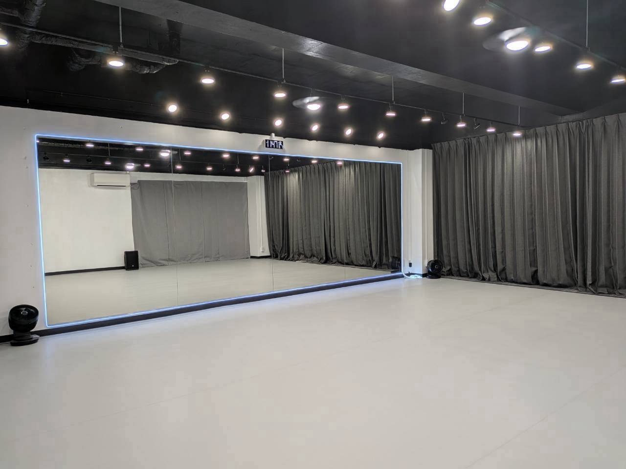 大型ミラーと広いダンスフロアを備えたレンタルスタジオ大橋南の全景