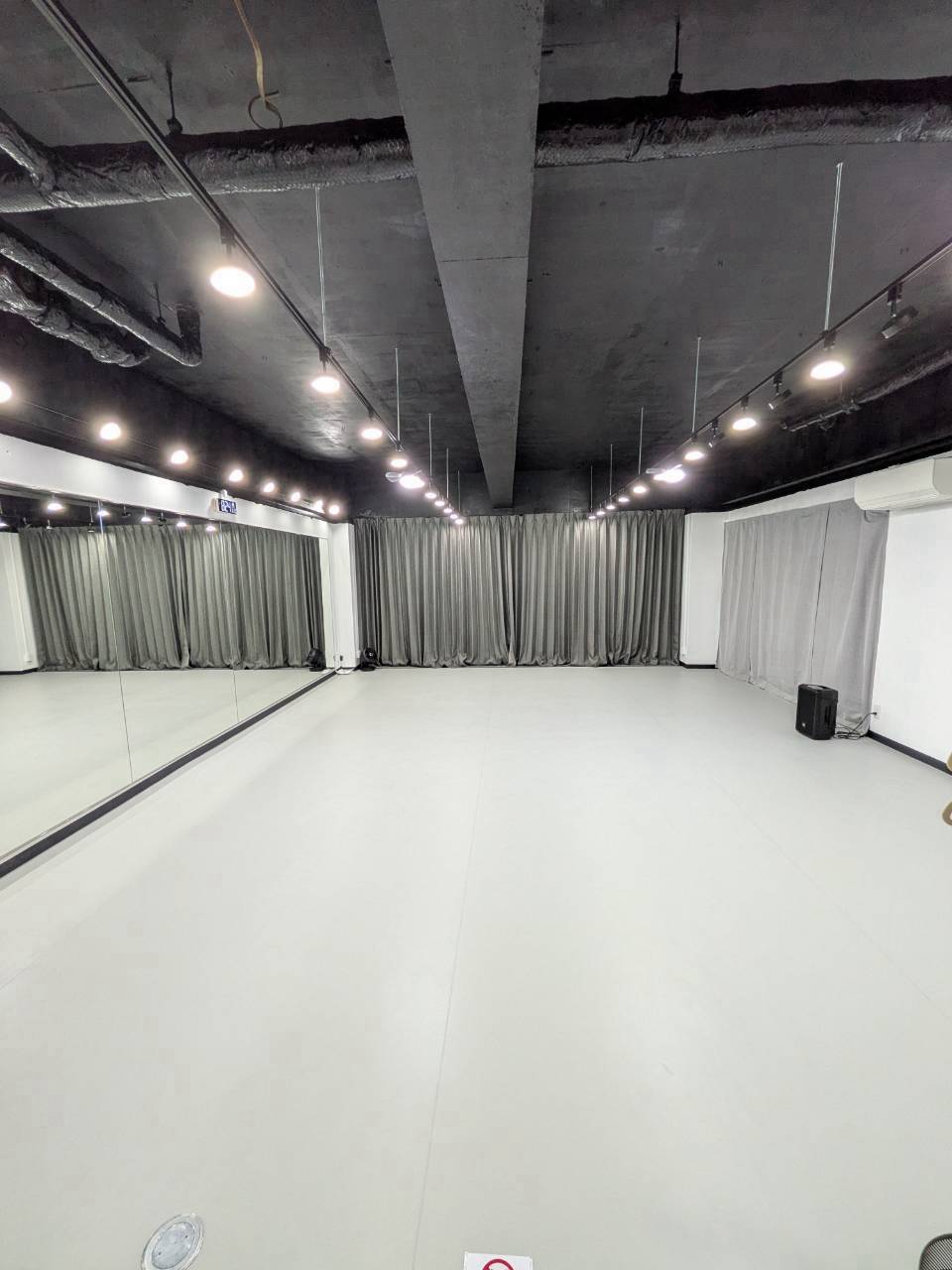レンタルスタジオ大橋南の広いフロアと大型ミラー